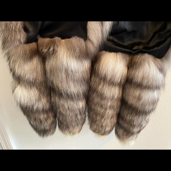 Used Sliver real fox stole used . L-XL. With free Fendi scarf or bag of - Picture 4 of 16